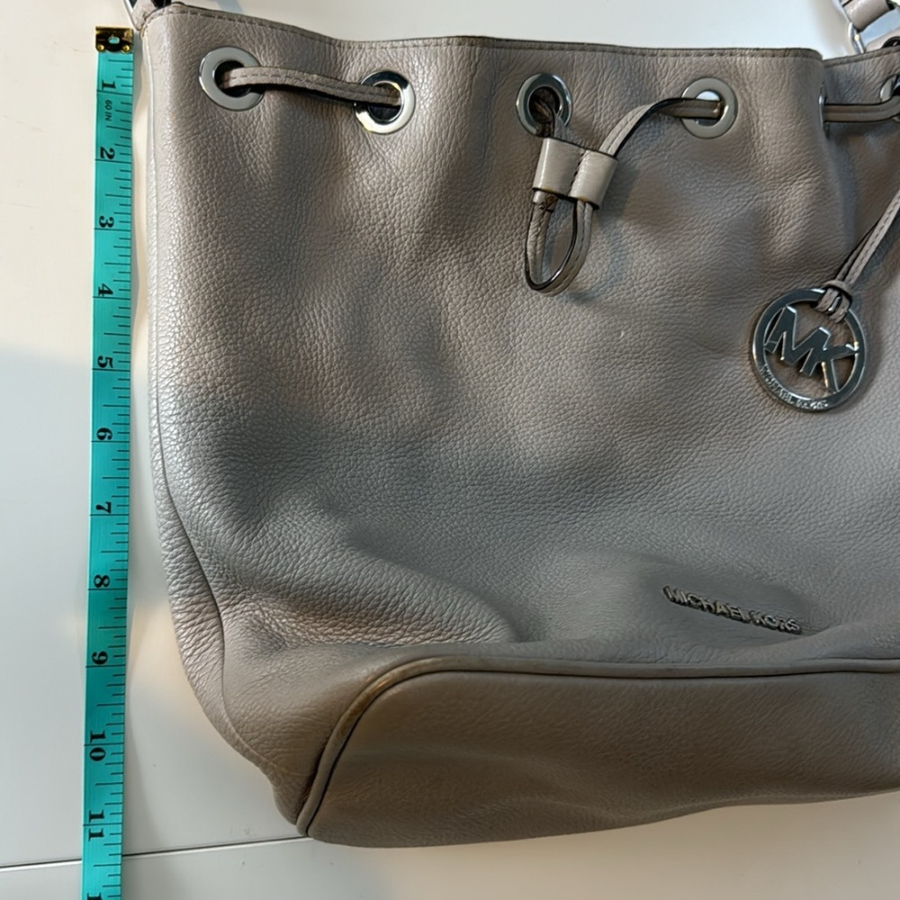 Michael Kors Gray Leather Bucket Bag Drawstring Shoulder‎ Bag Purse - Picture 15 of 16